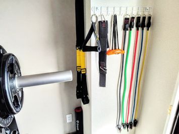 TRX、ケーブル用ハンドル・アンクルストラップ、Angles90 grips、チューブ×5 - HARAPEKO GYM 綱島店 レンタルジムの設備の写真