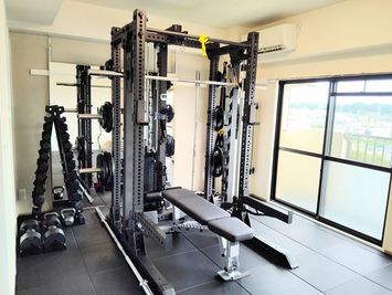 パワーラックを左手から見た画 - HARAPEKO GYM 綱島店 レンタルジムの室内の写真