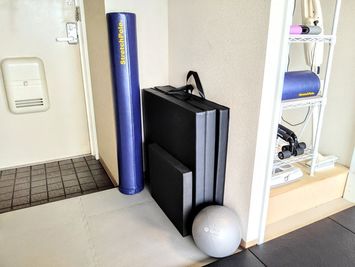 ストレッチマット、ストレッチポール、バランスパッド、ミニボール - HARAPEKO GYM 綱島店 レンタルジムの設備の写真