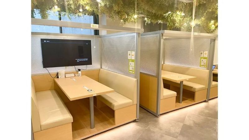 FEEEP池袋東口店 【池袋駅徒歩2分｜60名利用可】貸切/Wi-Fi/電源/モニターの室内の写真