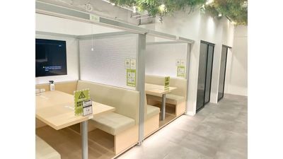 FEEEP新宿西口店 【新宿駅徒歩4分｜70名利用可】貸切/Wi-Fi/電源/モニターの室内の写真