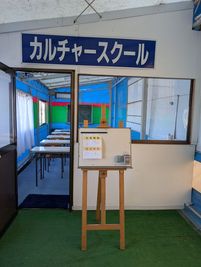 屋内コート内にある入口 - みさとテニスクラブ鈴鹿店 みさとテニスクラブ鈴鹿　レンタルスペースの室内の写真