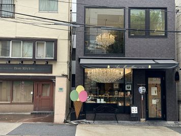 神楽坂通りスペースのエントランス前、道を挟んでシャンデリアが目をひく綺麗なCAFE／ブーランジェリーがあります - レンタルスペース８神楽坂 神楽坂のレンタルスペース８（ hachi ）のその他の写真