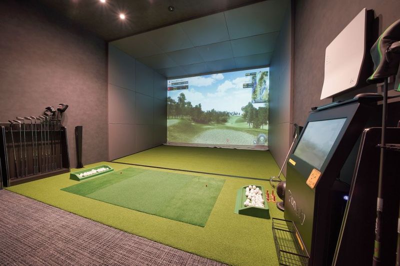 完全個室でシュミレーションゴルフをお楽しみいただけます。 - GOLFNEXT24 秦野渋沢店 Cルームの室内の写真