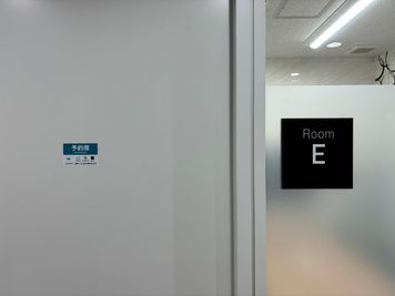 いいオフィス新宿大久保 4名会議室（Room E）の室内の写真