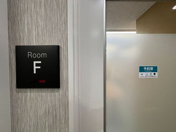 いいオフィス新宿大久保 24名用セミナールーム（Room F）の室内の写真