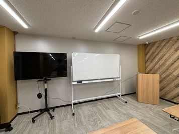 いいオフィス新宿大久保 撮影収録用スタジオ（Room F＋Room G）の室内の写真