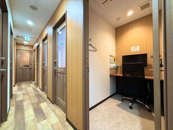 いいオフィス新宿大久保 撮影収録用スタジオ（Room F＋Room G）の室内の写真