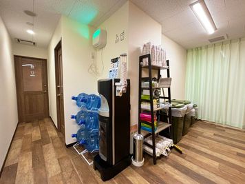 いいオフィス新宿大久保 撮影収録用スタジオ（Room F＋Room G）の室内の写真