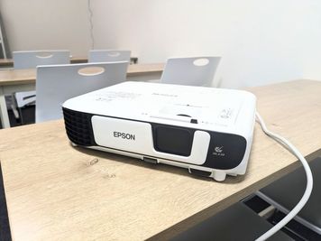 EPSON エプソン プロジェクター EB-W41
3,600lm - 天王寺駅スグ会議室コロコロの設備の写真