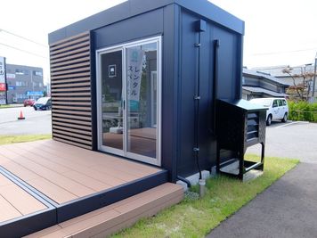 お部屋の外観はこちらです！※始めに別棟の受付までお越しください
 - U-SPACE　富山店 Livingの室内の写真