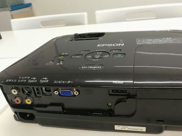 プロジェクターはEPSON製。繋ぐだけで簡単操作。 - アクセス抜群の新宿駅徒歩2分物件 家賃22万物件をシェアして使おうの設備の写真