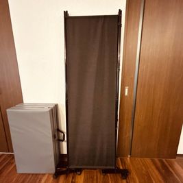 マッサージマット（縦180cm 横80cm）
更衣用仕切り（幅227cm 高さ178cm）
 - レンタルサロン【Stella】 レンタルサロン【Stella.】の設備の写真