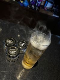 当店オリジナル燻製ドリンクです。特に燻製ビール、燻製ハイボール、燻製レモンチューハイ、燻製ジントニックがおすすめです。 - THE FIRSTの設備の写真