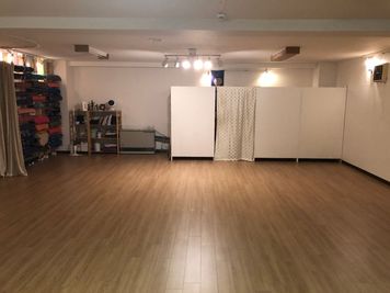 yoga studio SATTVA 、ルームAとルームB ヨガスタジオレンタルスペースの室内の写真