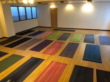 マットを25枚敷いた様子です。 - yoga studio SATTVA 、ルームAとルームB ヨガスタジオレンタルスペースの室内の写真