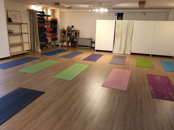 yoga studio SATTVA 、ルームAとルームB ヨガスタジオレンタルスペースの室内の写真