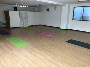 マットを7枚敷くと - yoga studio SATTVA 、ルームAとルームB ヨガスタジオレンタルスペースの室内の写真