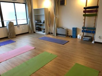 マットを5枚敷いた様子です。 - yoga studio SATTVA 、ルームAとルームB ヨガスタジオレンタルスペースRoomBの室内の写真