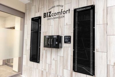 受付電話でコンシェルジュをお呼び出しください。 - BIZcomfort大宮西口 1名用個室(テレフォンブース)の入口の写真