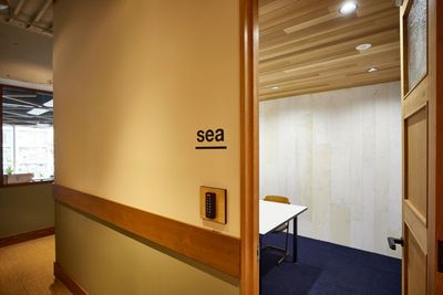 廊下から会議室への入口はこんな感じです◎ - レンタルスペース【 third door 】 会議室【SEA】third door の入口の写真