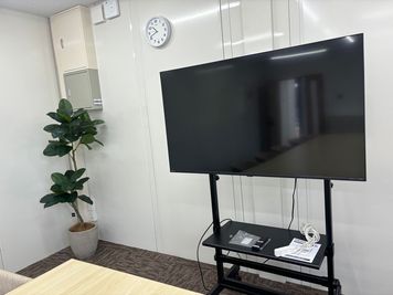 　【モニター】
ミーティングなどの用途でご利用いただけます！
※機種により、画面投影などできない場合がございます。事前にお問い合わせください。
 - U-SPACE茶屋ヶ坂駅前店 Community2の設備の写真