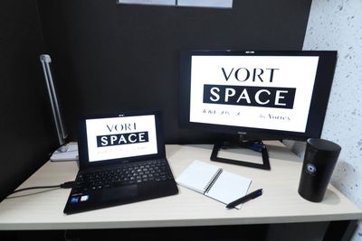 23.8インチモニターを右側に置いたイメージです - VORT SPACE 茅場町 7階　個室ブースNo.9（外部モニター付）の室内の写真