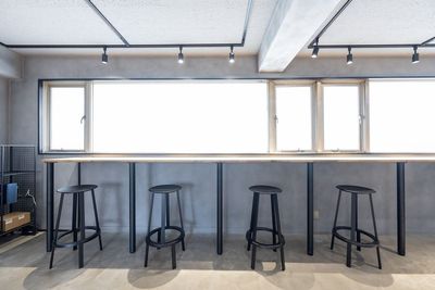 窓際ハイカウンター - 24H Coworking Space 戸越銀座の室内の写真