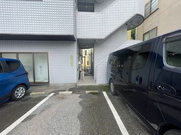 ・部屋の入り口には車と車の間を入ります - STUDIOFLAG北千住2号店の室内の写真