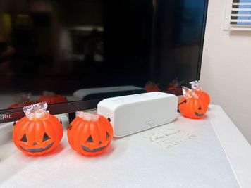 bluetoothスピーカー×1・ハロウィン仕様デスク、今だけキャンディ入り♪ - レンタルマシンピラティスHALEMALU 大阪 心斎橋 マシン ピラティス スタジオ 完全個室の設備の写真