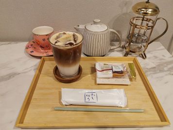 ワンドリンクサービスあります。エスプレッソマシンで淹れたカプチーノや、コーヒー/紅茶・アイス/ホット お選びいただけます。食品衛生管理責任者も地味に取得。 - ソフィア百花園 音楽・収録・作業・配信　ソロ専用秘密基地スタジオ！の室内の写真