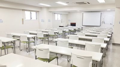 複数会議室を所有しているので、試験会場、テストセンターと併せて、受講生や講師の控え室としてご使用になるのも、とても便利です。 - 高崎白銀ビル貸し会議室 第一会議室【2名掛け最大40席】の室内の写真