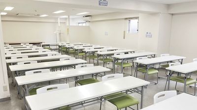 大型のエアコンも完備しております。
他の貸会議室様ですとエアコンの利用料金は別途徴収するケースがございます。
もちろん無料でご利用いただけます。 - 高崎白銀ビル貸し会議室 第一会議室【2名掛け最大40席】の室内の写真