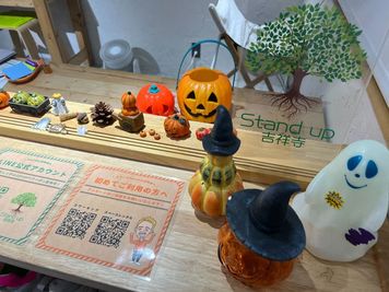 入り口をハロウィングッズで飾り付けしています！ - コワーキングスペース　Stand up吉祥寺 本格的なアイランドキッチンの入口の写真