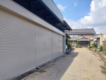 電動シャッター付きガレージ - 古民家COCONE "Garage & Gables BBQ" レンタルガレージの外観の写真