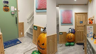 入館すると、ハロウィンの飾りでお出迎え！　#ハロウィン2024 - レンタルスペース「TYフェアリーリング」 A 多目的ルームの入口の写真