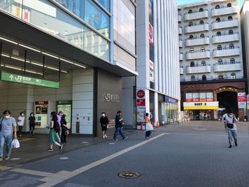 駅を出て左を見ればすぐあるので、利用の際に迷いません！ - レンタルサロン「Farbe」 横浜・鶴見東口402号店のその他の写真