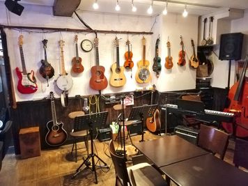 神戸三ノ宮のギターやピアノの弾けるレンタルスペースです。オフ会や音楽会に最適。 - Acoustic Cabin 隠れ谷