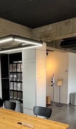 柱の2面にホワイトボードを取り付けます。 - coworking space HITOSHIGOTO 【全室貸切りプラン】HITOSHIGOTOの室内の写真