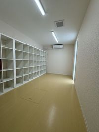 更衣室１
更衣室が２部屋あり大きい方の更衣室です
更衣室だけで７畳以上の広さがある空間です - レンタルスペースYM 北浦和スタジオ 足にやさしい！駅近レンタルスタジオの室内の写真