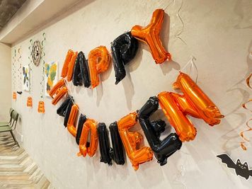 期間限定ハロウィン仕様のお部屋になっています🎃 - 🧸Moff room《下北沢店》🧸 120㌅の大画面‼︎最大28名‼︎アクセス抜群パーティスペースの室内の写真