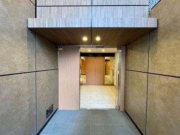 【建物正面入口_自動ドア】 - ザ・パークハビオ新宿 屋上スペース（パーティー【8:00~20:00】）の外観の写真