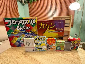 盛り上がること間違いなしのボードゲーム揃っています✨
（カタン、ポーカー、コヨーテ、はぁっていうゲーム、カタカナーシ、UNO、トランプ、ブロックス） - あそびごころ＠新宿店 【11〜20名用】NEW！あそびごころ@新宿1002の設備の写真