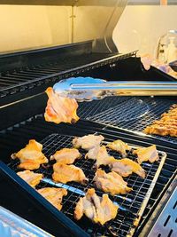 大きなBBQグリル完備の屋上で、ご家族や友人と新鮮な食材を囲み、特別な時間を楽しめます。 - 巣鴨ダイヤBBQテラスの室内の写真