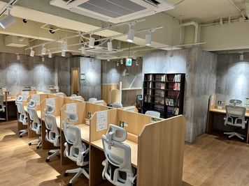 StudyWork Cafe24高田馬場店 StudyWork Cafe24 高田馬場店の室内の写真