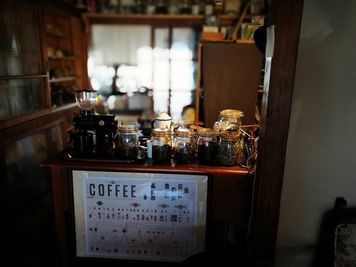 お客様に珈琲をお作りする台です。
（奥は立入禁止エリアになります） - 海まで10分・江の島・喫茶ラムピリカ・古民家 喫茶ラムピリカの室内の写真