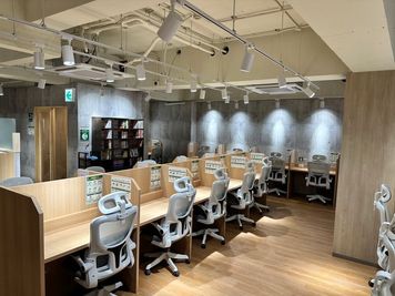 StudyWork Cafe24高田馬場店 StudyWork Cafe24 高田馬場店の室内の写真