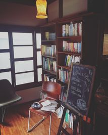 書籍多数。ゆったりと読書をお楽しみいただけます。 - 海まで10分・江の島・喫茶ラムピリカ・古民家 喫茶ラムピリカの設備の写真