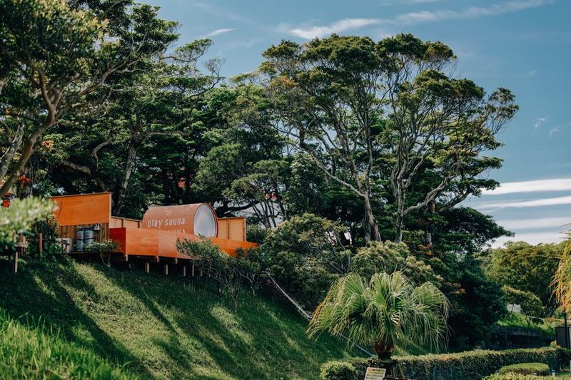 見晴らしの良い森のサウナスペース - AOSHIMA PICNIC CLUB 青島の海を大自然を見下ろす、貸し切りサウナ（2名プラン）の外観の写真