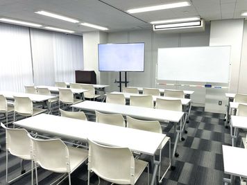 ワンコイン会議室新橋 新橋駅直結セミナールーム 『65インチ4Kモニター / 100インチ相当 プロジェクター導入！』 - 新橋駅前